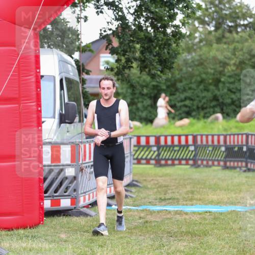 21.06.2026 - 29. Vierlanden-Triathlon Andreas Tolksdorf http://msf.ph/oto/9916505 21.06.2026 14:32:52 Ziel 1195, 1196 meine-sportfotos.de