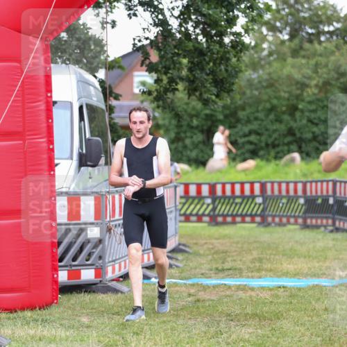 21.06.2026 - 29. Vierlanden-Triathlon Andreas Tolksdorf http://msf.ph/oto/9916506 21.06.2026 14:32:52 Ziel 1195, 1196 meine-sportfotos.de