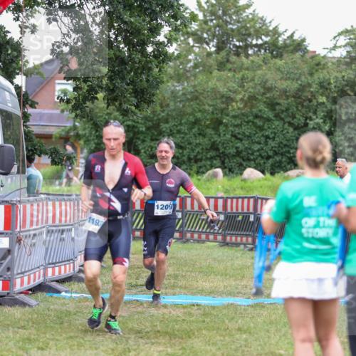 21.06.2026 - 29. Vierlanden-Triathlon Andreas Tolksdorf http://msf.ph/oto/9916522 21.06.2026 14:33:19 Ziel 1193, 1209, 1224 meine-sportfotos.de