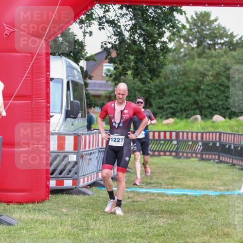 21.06.2026 - 29. Vierlanden-Triathlon Andreas Tolksdorf http://msf.ph/oto/9916547 21.06.2026 14:33:51 Ziel 1095, 1227 meine-sportfotos.de