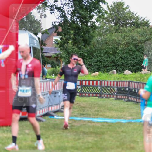 21.06.2026 - 29. Vierlanden-Triathlon Andreas Tolksdorf http://msf.ph/oto/9916553 21.06.2026 14:33:54 Ziel 1095 meine-sportfotos.de