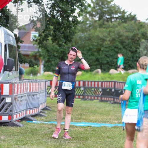 21.06.2026 - 29. Vierlanden-Triathlon Andreas Tolksdorf http://msf.ph/oto/9916555 21.06.2026 14:33:55 Ziel 1095 meine-sportfotos.de