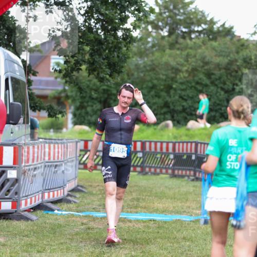 21.06.2026 - 29. Vierlanden-Triathlon Andreas Tolksdorf http://msf.ph/oto/9916557 21.06.2026 14:33:55 Ziel 1095 meine-sportfotos.de