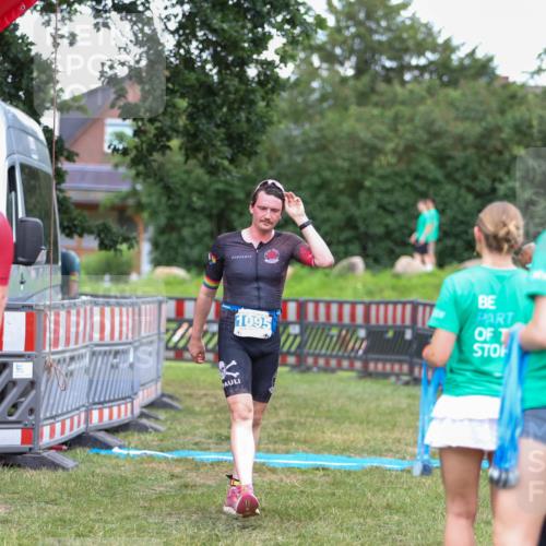 21.06.2026 - 29. Vierlanden-Triathlon Andreas Tolksdorf http://msf.ph/oto/9916558 21.06.2026 14:33:55 Ziel 1095 meine-sportfotos.de
