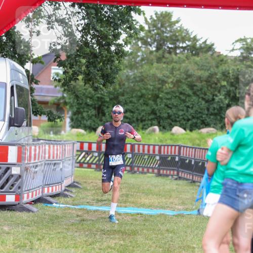 21.06.2026 - 29. Vierlanden-Triathlon Andreas Tolksdorf http://msf.ph/oto/9916581 21.06.2026 14:35:44 Ziel 1096 meine-sportfotos.de