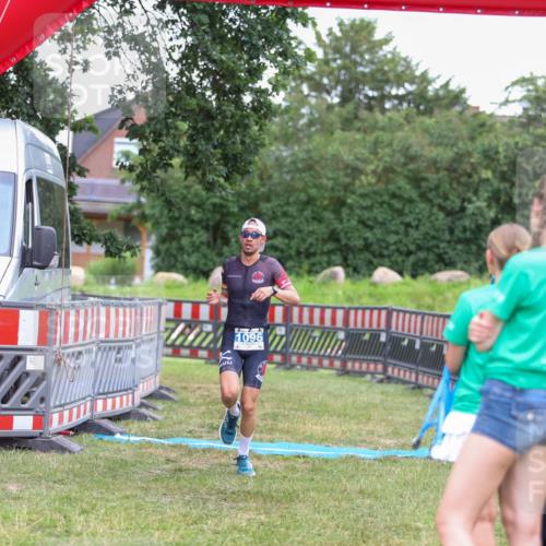 21.06.2026 - 29. Vierlanden-Triathlon Andreas Tolksdorf http://msf.ph/oto/9916583 21.06.2026 14:35:44 Ziel 1096 meine-sportfotos.de