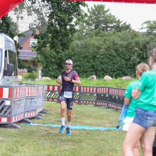 21.06.2026 - 29. Vierlanden-Triathlon Andreas Tolksdorf http://msf.ph/oto/9916584 21.06.2026 14:35:44 Ziel 1096 meine-sportfotos.de