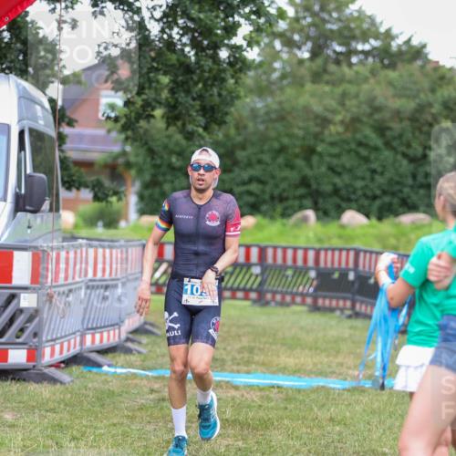 21.06.2026 - 29. Vierlanden-Triathlon Andreas Tolksdorf http://msf.ph/oto/9916586 21.06.2026 14:35:45 Ziel 1096 meine-sportfotos.de