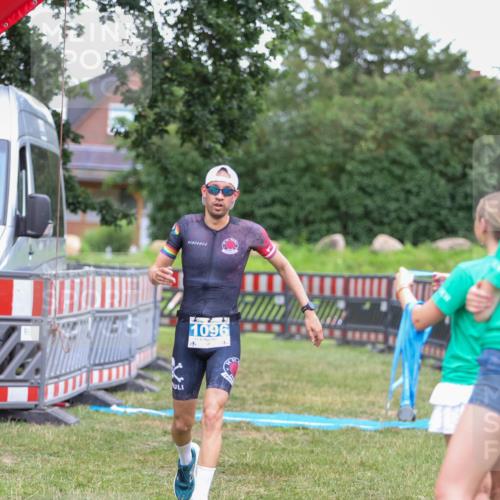 21.06.2026 - 29. Vierlanden-Triathlon Andreas Tolksdorf http://msf.ph/oto/9916591 21.06.2026 14:35:46 Ziel 1096 meine-sportfotos.de