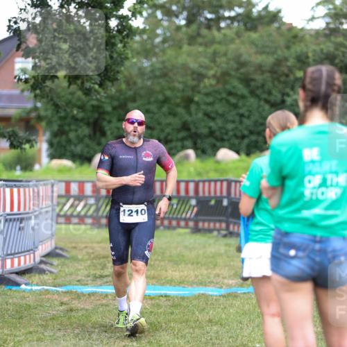 21.06.2026 - 29. Vierlanden-Triathlon Andreas Tolksdorf http://msf.ph/oto/9916655 21.06.2026 14:37:21 Ziel 1210 meine-sportfotos.de