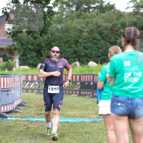 21.06.2026 - 29. Vierlanden-Triathlon Andreas Tolksdorf http://msf.ph/oto/9916656 21.06.2026 14:37:21 Ziel 1210 meine-sportfotos.de