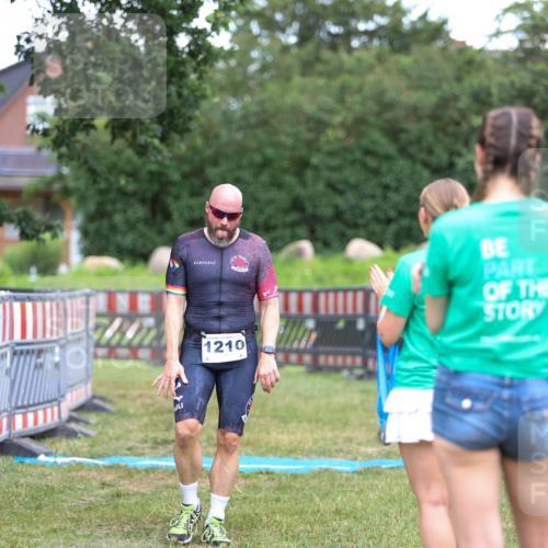 21.06.2026 - 29. Vierlanden-Triathlon Andreas Tolksdorf http://msf.ph/oto/9916660 21.06.2026 14:37:22 Ziel 1210 meine-sportfotos.de