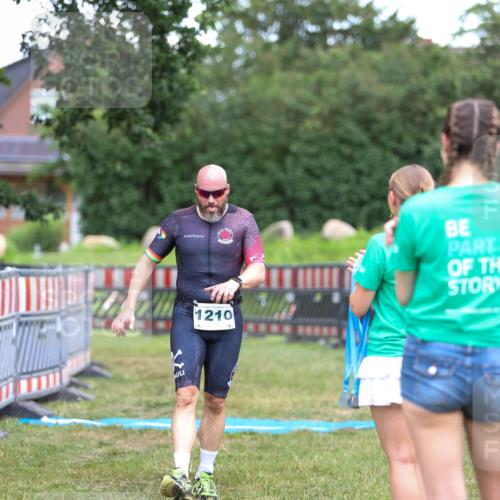 21.06.2026 - 29. Vierlanden-Triathlon Andreas Tolksdorf http://msf.ph/oto/9916662 21.06.2026 14:37:22 Ziel 1210 meine-sportfotos.de