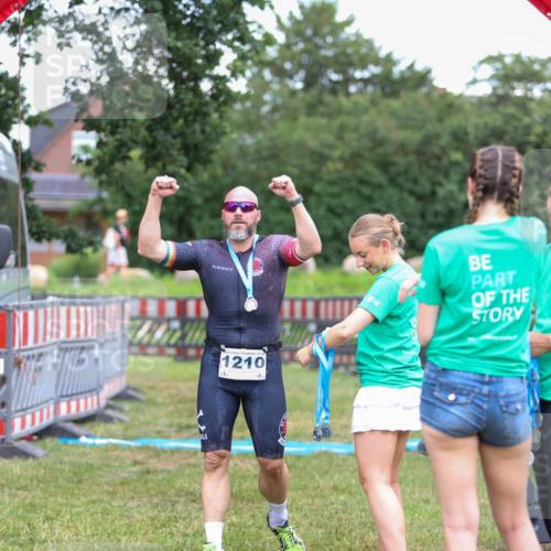 21.06.2026 - 29. Vierlanden-Triathlon Andreas Tolksdorf http://msf.ph/oto/9916667 21.06.2026 14:37:25 Ziel 1210 meine-sportfotos.de