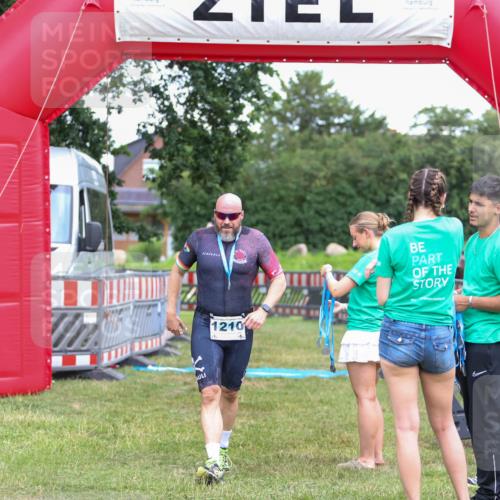 21.06.2026 - 29. Vierlanden-Triathlon Andreas Tolksdorf http://msf.ph/oto/9916678 21.06.2026 14:37:27 Ziel  meine-sportfotos.de
