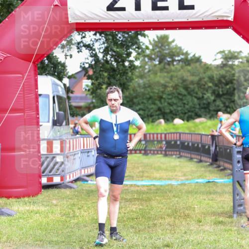 21.06.2026 - 29. Vierlanden-Triathlon Andreas Tolksdorf http://msf.ph/oto/9916708 21.06.2026 14:41:27 Ziel 836 meine-sportfotos.de