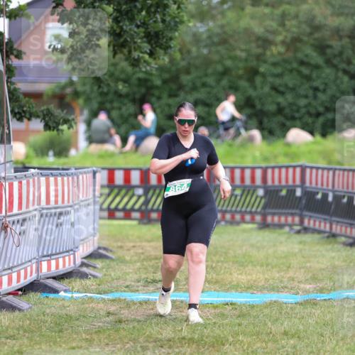 21.06.2026 - 29. Vierlanden-Triathlon Andreas Tolksdorf http://msf.ph/oto/9916890 21.06.2026 14:50:09 Ziel 864 meine-sportfotos.de
