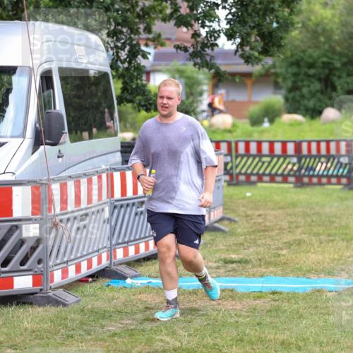 21.06.2026 - 29. Vierlanden-Triathlon Andreas Tolksdorf http://msf.ph/oto/9917001 21.06.2026 15:03:26 Ziel 736 meine-sportfotos.de