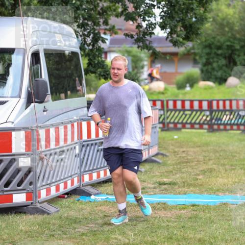 21.06.2026 - 29. Vierlanden-Triathlon Andreas Tolksdorf http://msf.ph/oto/9917002 21.06.2026 15:03:26 Ziel 736 meine-sportfotos.de