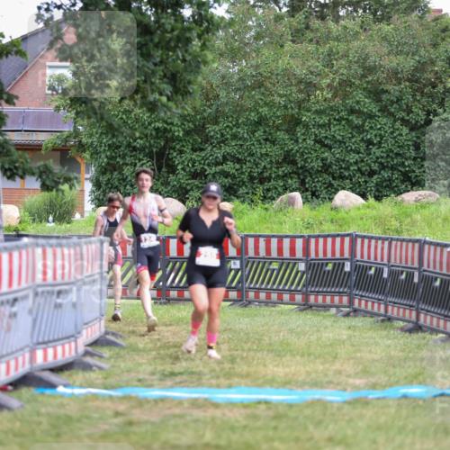 21.06.2026 - 29. Vierlanden-Triathlon Andreas Tolksdorf http://msf.ph/oto/9917008 21.06.2026 15:05:03 Ziel 255, 1245, 1246 meine-sportfotos.de