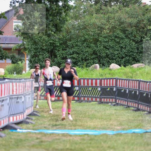 21.06.2026 - 29. Vierlanden-Triathlon Andreas Tolksdorf http://msf.ph/oto/9917010 21.06.2026 15:05:03 Ziel 255, 1245, 1246 meine-sportfotos.de