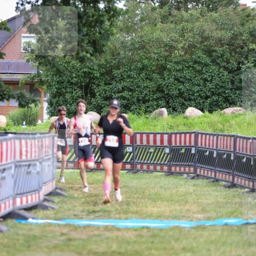 21.06.2026 - 29. Vierlanden-Triathlon Andreas Tolksdorf http://msf.ph/oto/9917011 21.06.2026 15:05:03 Ziel 255, 1245, 1246 meine-sportfotos.de