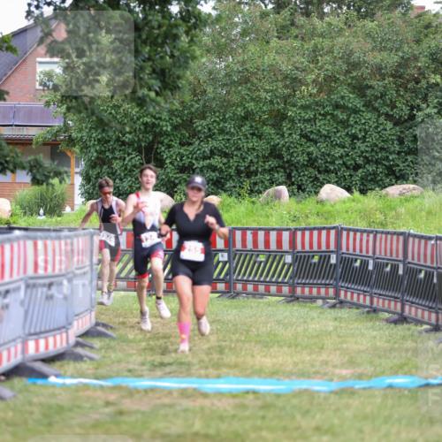 21.06.2026 - 29. Vierlanden-Triathlon Andreas Tolksdorf http://msf.ph/oto/9917013 21.06.2026 15:05:03 Ziel 255, 1245, 1246 meine-sportfotos.de