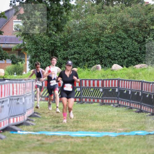 21.06.2026 - 29. Vierlanden-Triathlon Andreas Tolksdorf http://msf.ph/oto/9917014 21.06.2026 15:05:03 Ziel 255, 1245, 1246 meine-sportfotos.de