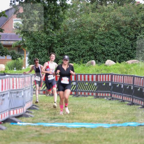 21.06.2026 - 29. Vierlanden-Triathlon Andreas Tolksdorf http://msf.ph/oto/9917015 21.06.2026 15:05:03 Ziel 255, 1245, 1246 meine-sportfotos.de