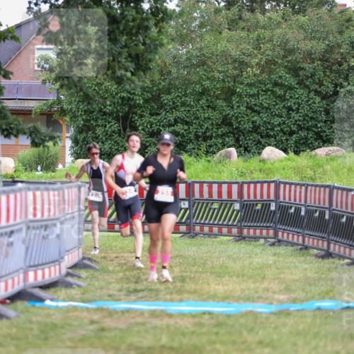 21.06.2026 - 29. Vierlanden-Triathlon Andreas Tolksdorf http://msf.ph/oto/9917016 21.06.2026 15:05:03 Ziel 255, 1245, 1246 meine-sportfotos.de
