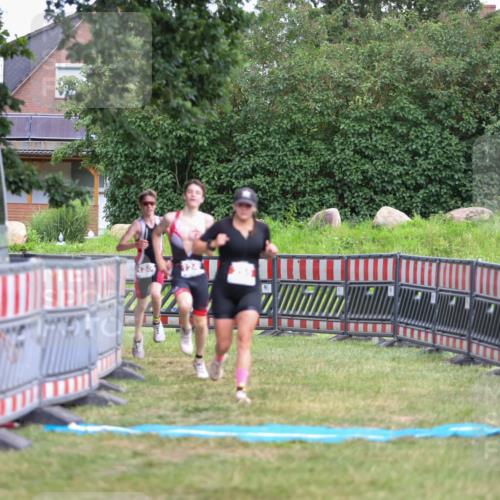 21.06.2026 - 29. Vierlanden-Triathlon Andreas Tolksdorf http://msf.ph/oto/9917019 21.06.2026 15:05:03 Ziel 255, 1245, 1246 meine-sportfotos.de