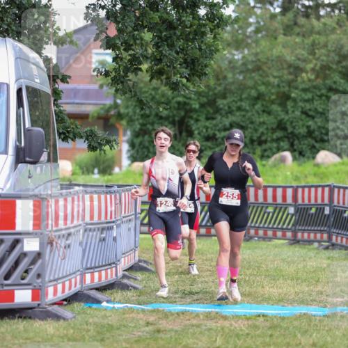 21.06.2026 - 29. Vierlanden-Triathlon Andreas Tolksdorf http://msf.ph/oto/9917020 21.06.2026 15:05:04 Ziel 255, 1245, 1246 meine-sportfotos.de
