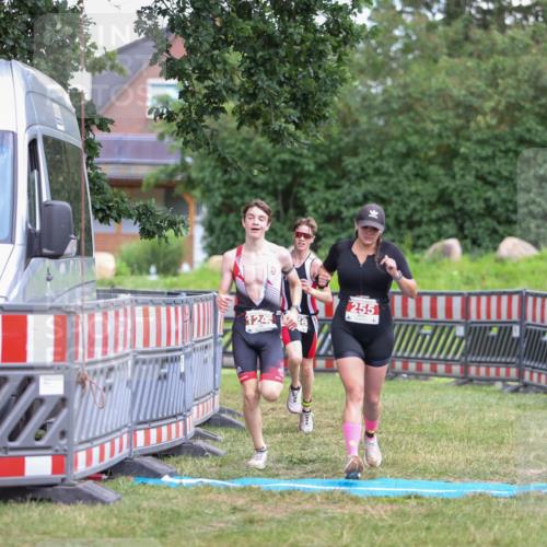21.06.2026 - 29. Vierlanden-Triathlon Andreas Tolksdorf http://msf.ph/oto/9917021 21.06.2026 15:05:04 Ziel 255, 1245, 1246 meine-sportfotos.de