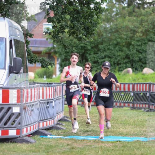 21.06.2026 - 29. Vierlanden-Triathlon Andreas Tolksdorf http://msf.ph/oto/9917023 21.06.2026 15:05:04 Ziel 255, 1245, 1246 meine-sportfotos.de
