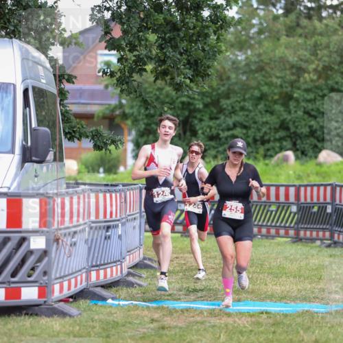 21.06.2026 - 29. Vierlanden-Triathlon Andreas Tolksdorf http://msf.ph/oto/9917024 21.06.2026 15:05:04 Ziel 255, 1245, 1246 meine-sportfotos.de