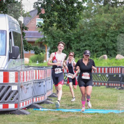 21.06.2026 - 29. Vierlanden-Triathlon Andreas Tolksdorf http://msf.ph/oto/9917025 21.06.2026 15:05:04 Ziel 255, 1245, 1246 meine-sportfotos.de