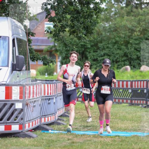 21.06.2026 - 29. Vierlanden-Triathlon Andreas Tolksdorf http://msf.ph/oto/9917026 21.06.2026 15:05:04 Ziel 255, 1245, 1246 meine-sportfotos.de