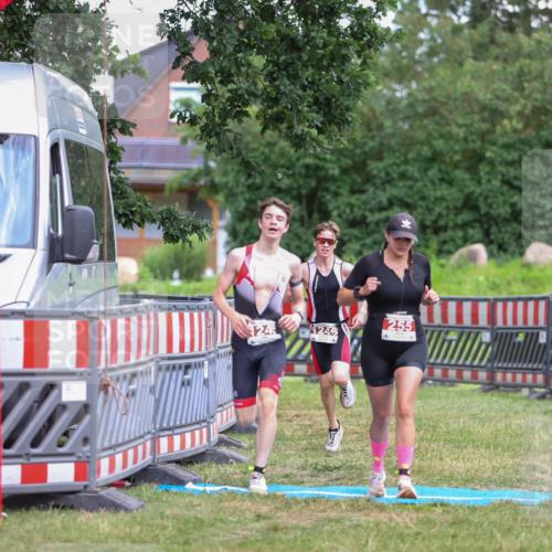 21.06.2026 - 29. Vierlanden-Triathlon Andreas Tolksdorf http://msf.ph/oto/9917027 21.06.2026 15:05:04 Ziel 255, 1245, 1246 meine-sportfotos.de