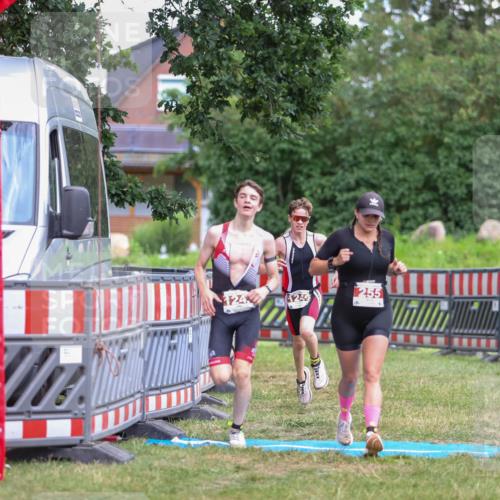21.06.2026 - 29. Vierlanden-Triathlon Andreas Tolksdorf http://msf.ph/oto/9917028 21.06.2026 15:05:04 Ziel 255, 1245, 1246 meine-sportfotos.de