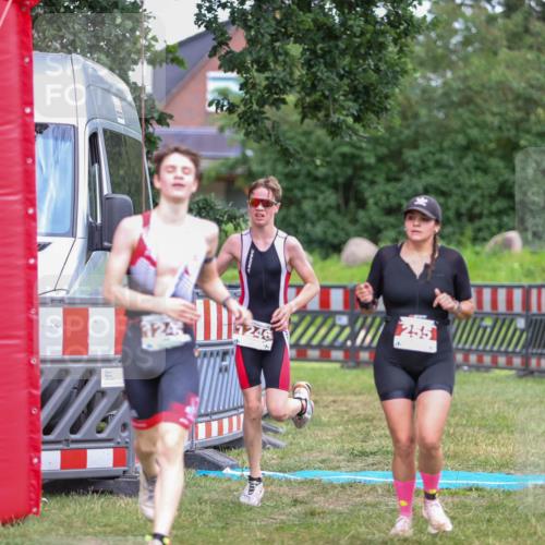 21.06.2026 - 29. Vierlanden-Triathlon Andreas Tolksdorf http://msf.ph/oto/9917041 21.06.2026 15:05:06 Ziel 255, 1245, 1246 meine-sportfotos.de