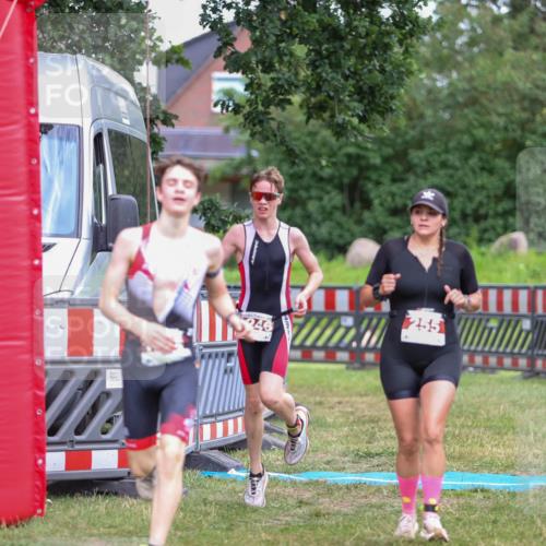 21.06.2026 - 29. Vierlanden-Triathlon Andreas Tolksdorf http://msf.ph/oto/9917042 21.06.2026 15:05:06 Ziel 255, 1245, 1246 meine-sportfotos.de