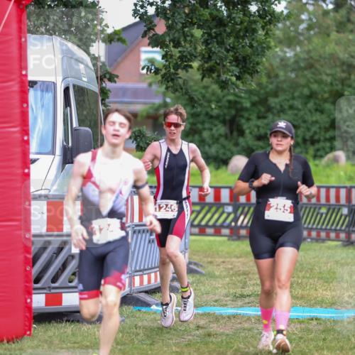 21.06.2026 - 29. Vierlanden-Triathlon Andreas Tolksdorf http://msf.ph/oto/9917043 21.06.2026 15:05:06 Ziel 255, 1245, 1246 meine-sportfotos.de