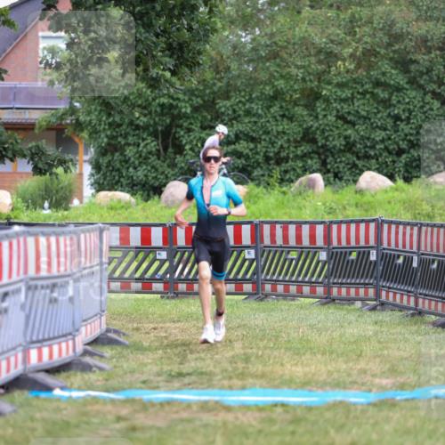 21.06.2026 - 29. Vierlanden-Triathlon Andreas Tolksdorf http://msf.ph/oto/9917052 21.06.2026 15:05:31 Ziel 1252 meine-sportfotos.de