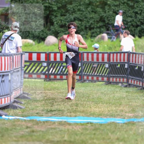 21.06.2026 - 29. Vierlanden-Triathlon Andreas Tolksdorf http://msf.ph/oto/9917068 21.06.2026 15:06:02 Ziel 1250 meine-sportfotos.de