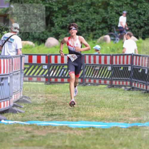 21.06.2026 - 29. Vierlanden-Triathlon Andreas Tolksdorf http://msf.ph/oto/9917069 21.06.2026 15:06:02 Ziel 1250 meine-sportfotos.de