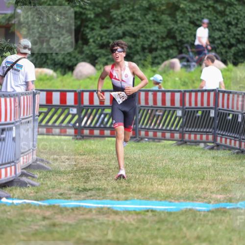 21.06.2026 - 29. Vierlanden-Triathlon Andreas Tolksdorf http://msf.ph/oto/9917070 21.06.2026 15:06:02 Ziel 1250 meine-sportfotos.de
