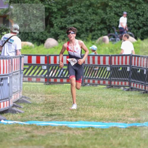 21.06.2026 - 29. Vierlanden-Triathlon Andreas Tolksdorf http://msf.ph/oto/9917071 21.06.2026 15:06:02 Ziel 1250 meine-sportfotos.de