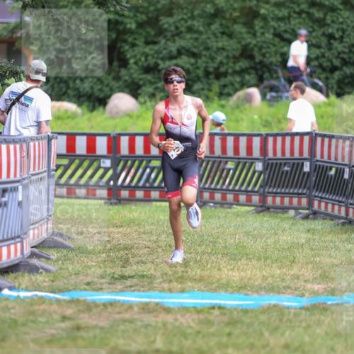 21.06.2026 - 29. Vierlanden-Triathlon Andreas Tolksdorf http://msf.ph/oto/9917073 21.06.2026 15:06:02 Ziel 1250 meine-sportfotos.de