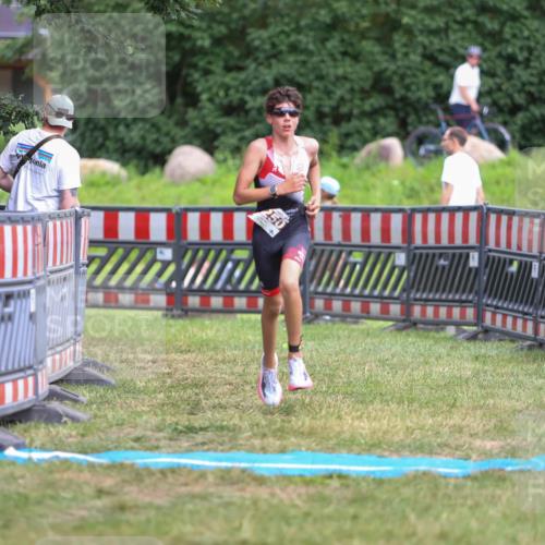 21.06.2026 - 29. Vierlanden-Triathlon Andreas Tolksdorf http://msf.ph/oto/9917075 21.06.2026 15:06:02 Ziel 1250 meine-sportfotos.de