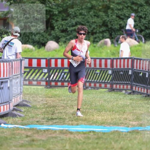 21.06.2026 - 29. Vierlanden-Triathlon Andreas Tolksdorf http://msf.ph/oto/9917078 21.06.2026 15:06:02 Ziel 1250 meine-sportfotos.de